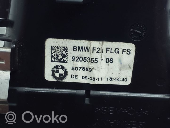 BMW 1 F20 F21 Boczna kratka nawiewu deski rozdzielczej 9205355