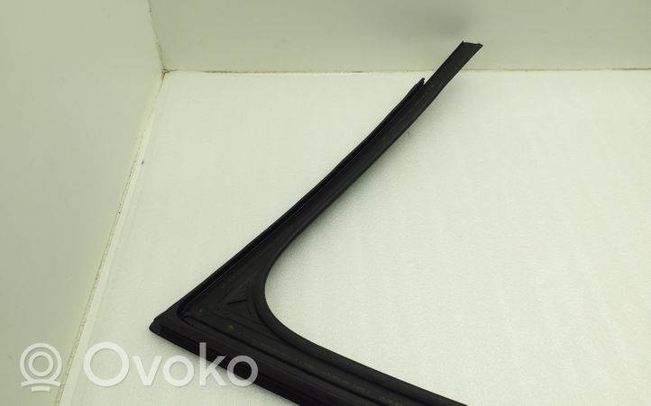 Skoda Fabia Mk3 (NJ) Rivestimento modanatura del vetro della portiera anteriore 6V0837431