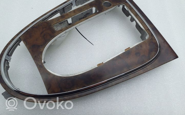 Mercedes-Benz CLS C219 Rivestimento in plastica cornice della leva del cambio A2196800536