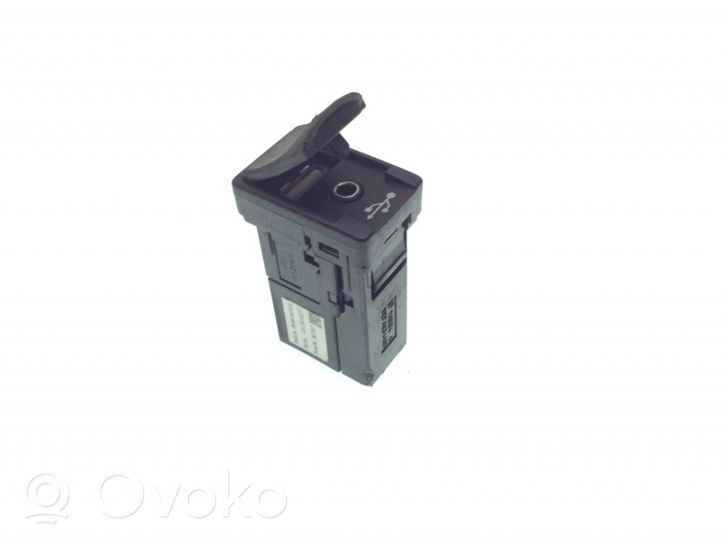 Toyota Hilux (AN10, AN20, AN30) USB-pistokeliitin 861900K010A