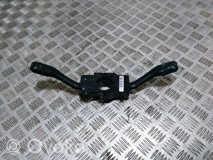 Audi RS6 Interruptor/palanca de limpiador de luz de giro 4BO953503