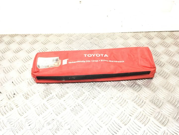 Toyota Avensis T250 Segnale di avvertimento di emergenza E227R031012