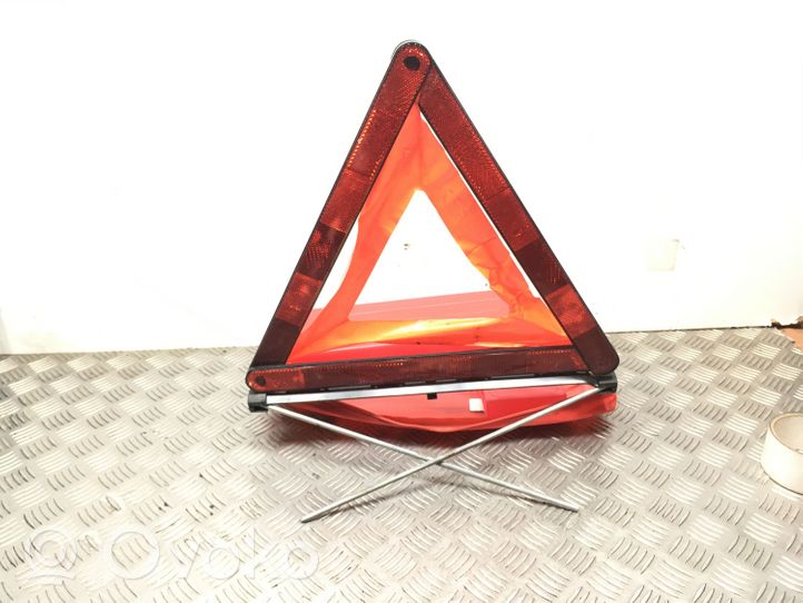 Toyota Avensis T250 Triangle d'avertissement E227R031012