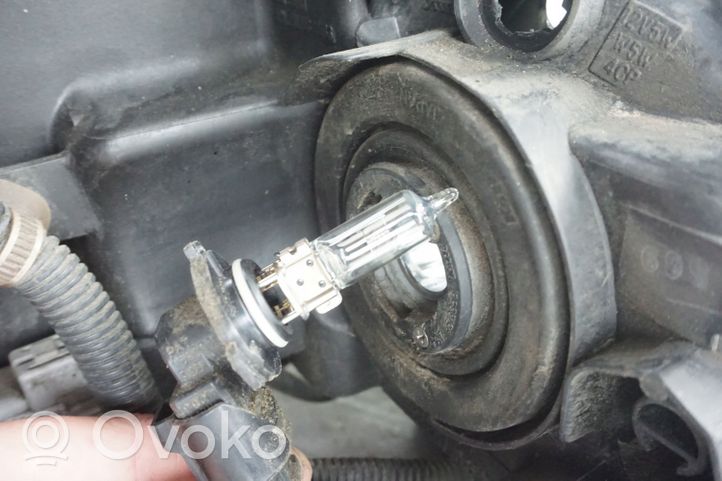 Lexus RX 330 - 350 - 400H Lampa przednia 