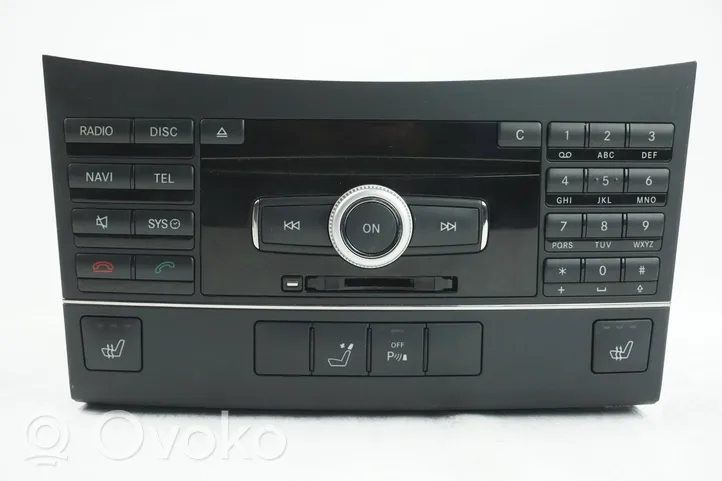 Mercedes-Benz E W212 Unité principale radio / CD / DVD / GPS A2129008304