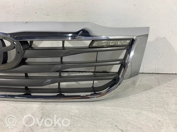 Toyota Hilux (AN10, AN20, AN30) Front bumper upper radiator grill 