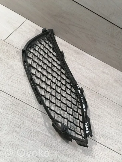 Mercedes-Benz C W205 Grille inférieure de pare-chocs avant A2058852823