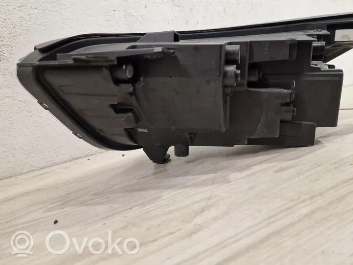 KIA Stonic Lampa przednia 92102H8