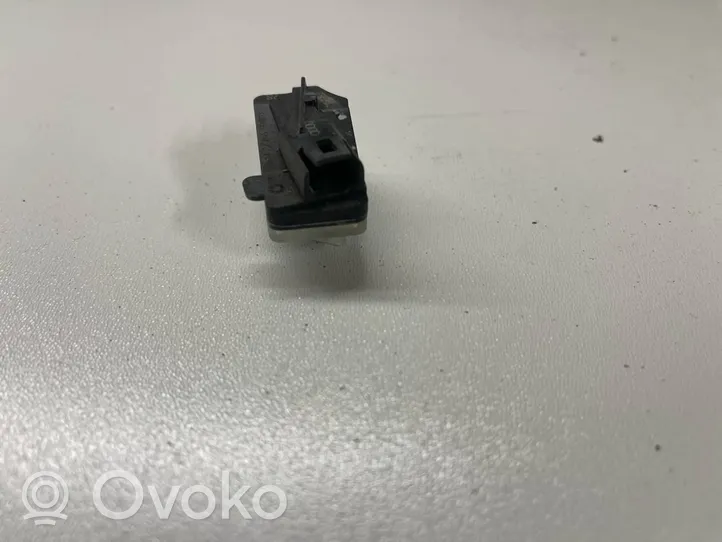 Audi A4 S4 B9 Lampka zewnętrzna przedniej klamki 8w0947133