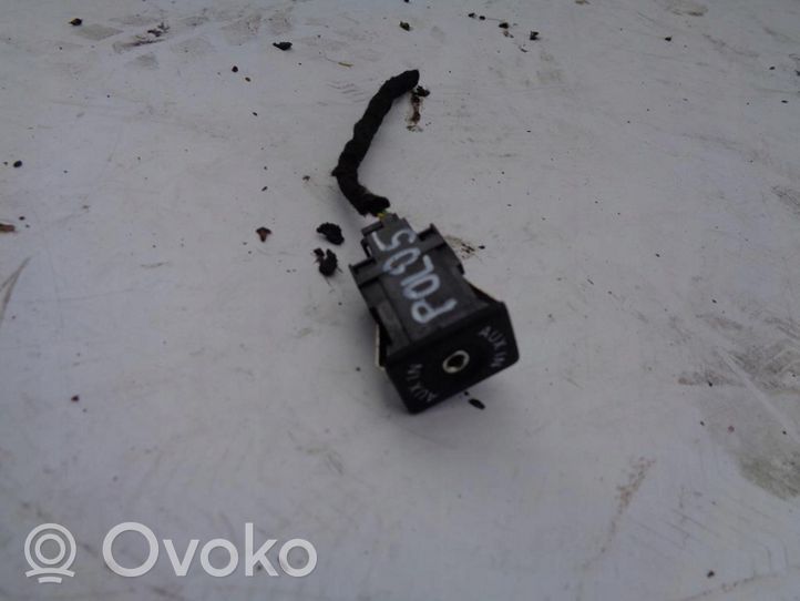 Volkswagen Golf V Enchufe conector entrada auxiliar 