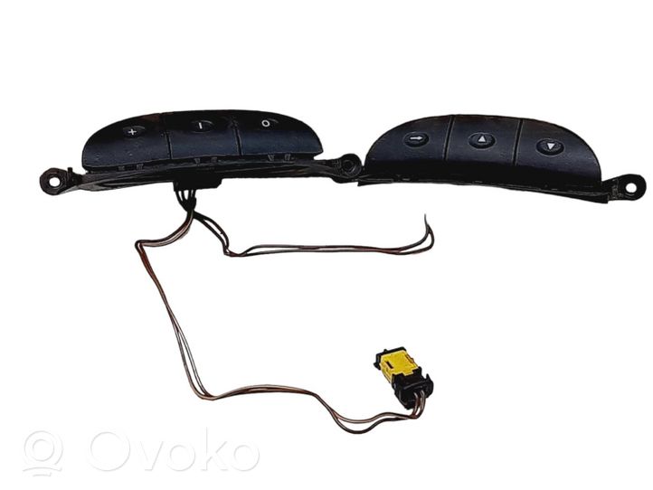 Renault Trafic II (X83) Boutons / interrupteurs volant 15729801