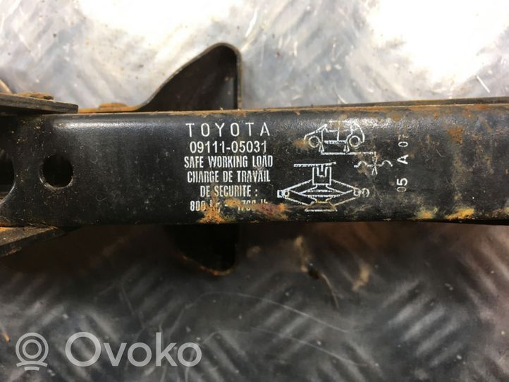 Toyota Avensis T250 Cric di sollevamento 0911105031