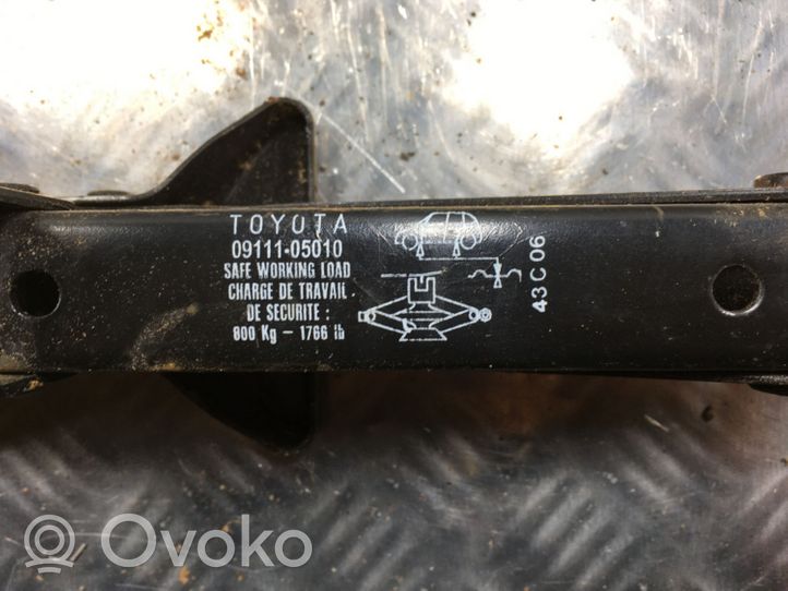 Toyota Avensis T250 Cric di sollevamento 0911105010