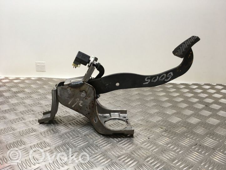 Hyundai i40 Pedal de freno 328003X900