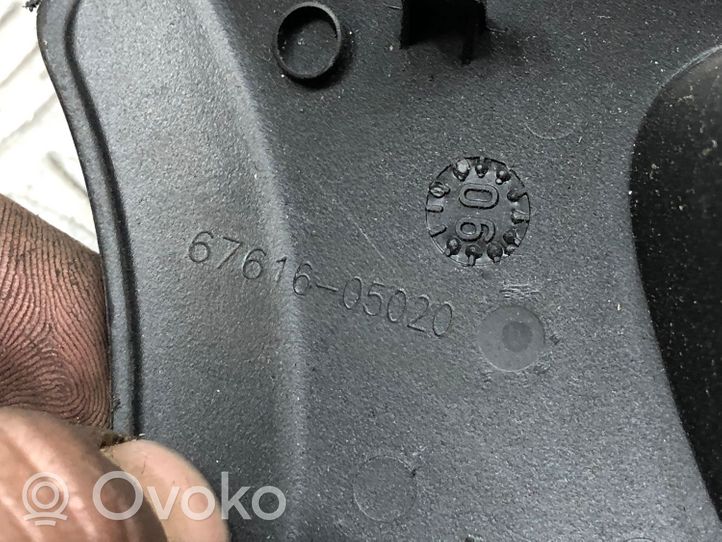 Toyota Avensis T250 Obudowa klamki wewnętrznej drzwi przednich 6761605020