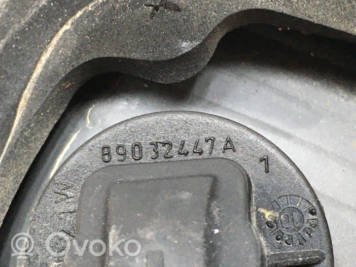 Toyota Avensis T270 Aizmugurējais lukturis pārsegā 89032447A