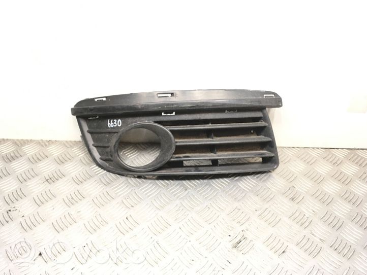 Volkswagen Jetta V Front bumper lower grill 1K0853666