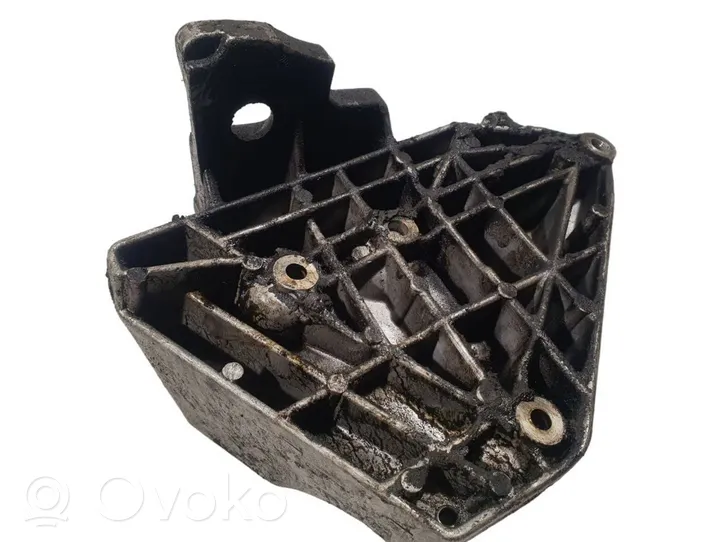 Volkswagen PASSAT B5.5 Staffa di montaggio del compressore dell’A/C 06B260885D