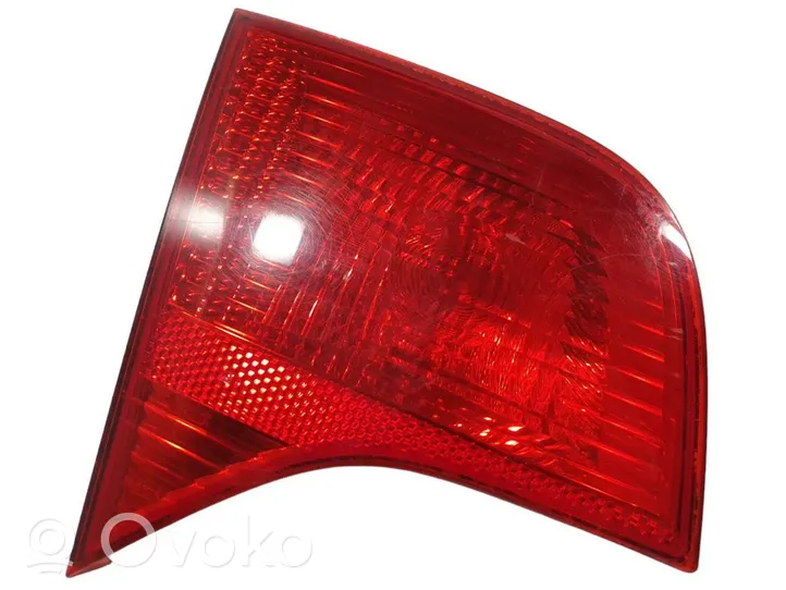 Audi A4 S4 B7 8E 8H Lampy tylnej klapy bagażnika 8E5945093A