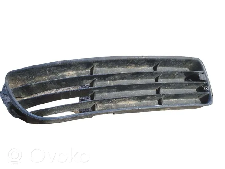 Audi A4 S4 B5 8D Grille inférieure de pare-chocs avant 8D0807346G