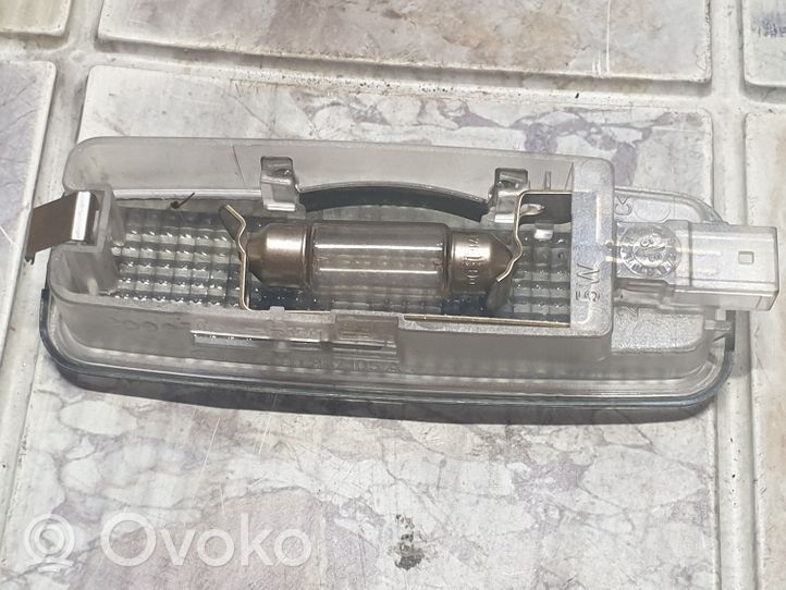 Audi A6 S6 C5 4B Luz interna puerta delantera 8L0947105A