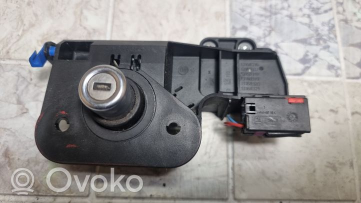 Opel Corsa C Zamek tylnej klapy bagażnika 13168316