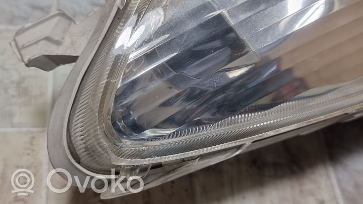 Toyota Corolla Verso E121 Lampa przednia 1368