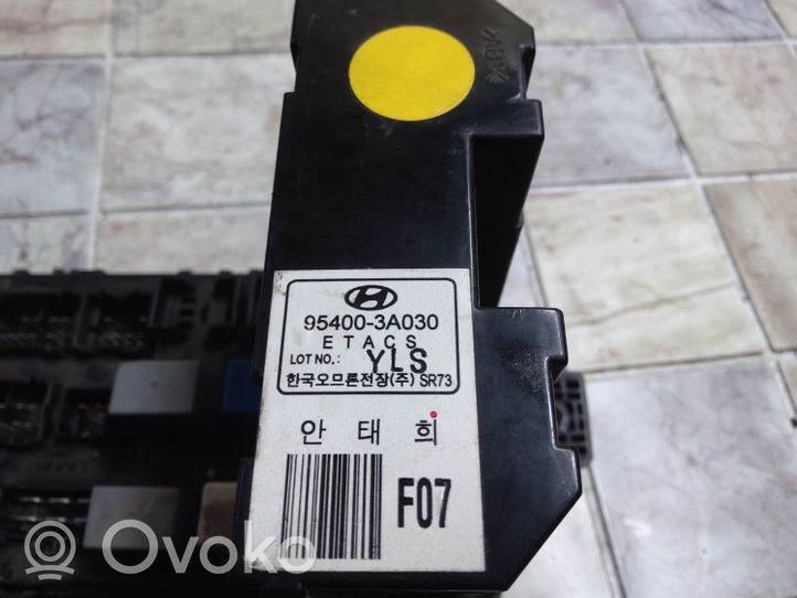 Hyundai Trajet Boîte à fusibles 954003A030