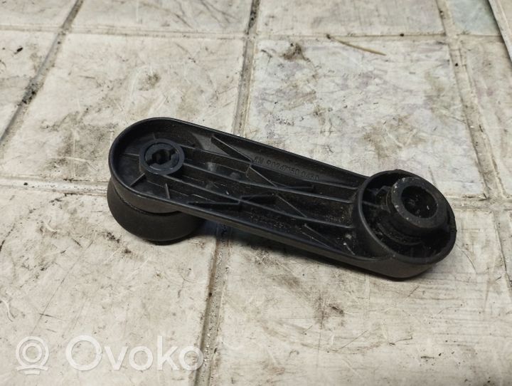 Opel Zafira A Rear door window winding handle 902471500430