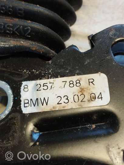 BMW 3 E46 Klamra przedniego pasa bezpieczeństwa 8257788R