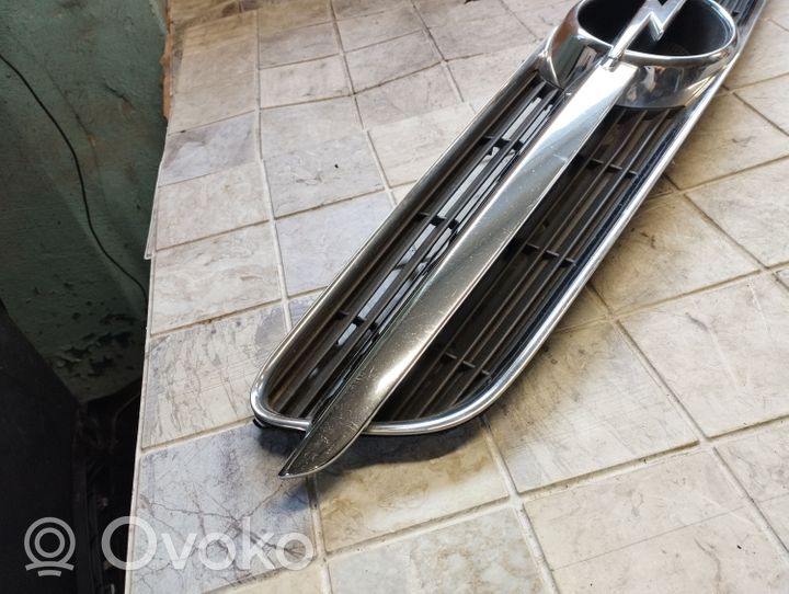 Opel Vectra C Grotelės viršutinės 464192822