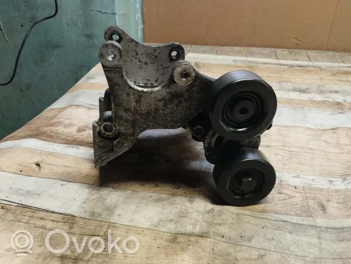 Hyundai Santa Fe Soporte del alternador 