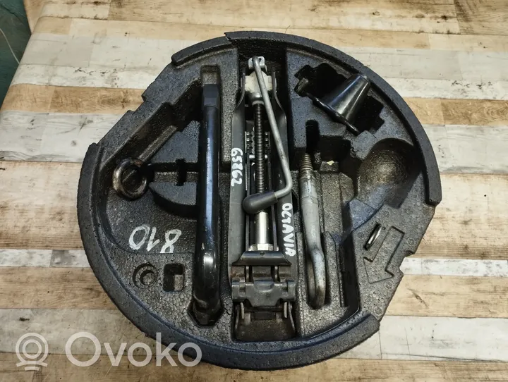 Skoda Octavia Mk2 (1Z) Zestaw narzędzi 1Z0012115