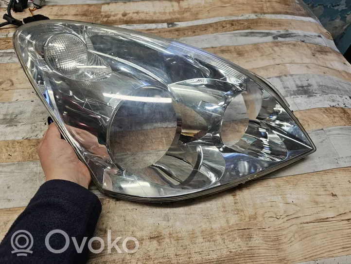 Toyota Corolla Verso AR10 Klosze lamp przednich P3124R