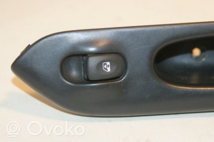 Renault Laguna I Elektrinių langų jungtukas 7700417485