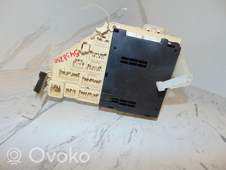 Toyota Prius (XW10) Module de fusibles 8273047020