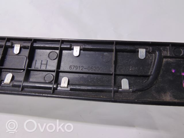 Toyota Camry VIII XV70  Etuoven kynnyksen suojalista 6791206200