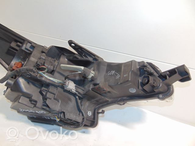 Toyota Avensis T270 Lampa przednia 8117005390