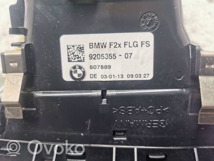 BMW 1 F20 F21 Kojelaudan sivutuuletussuuttimen kehys 9205355