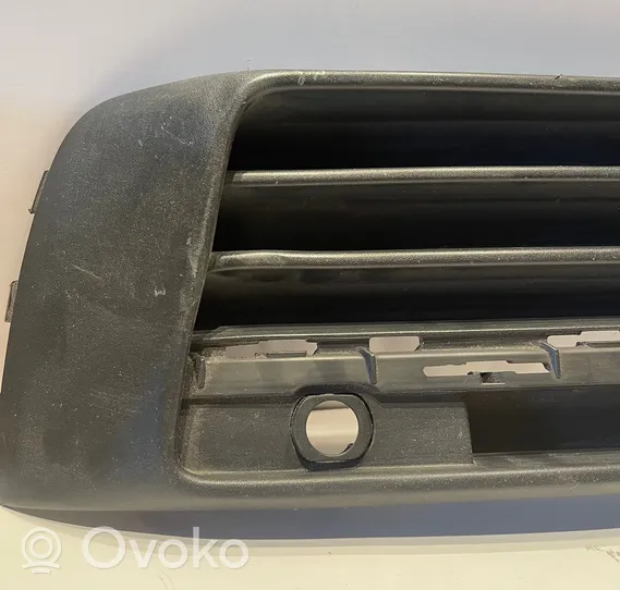 Volkswagen Multivan T6 Grotelės apatinės (trijų dalių) 7E5853684