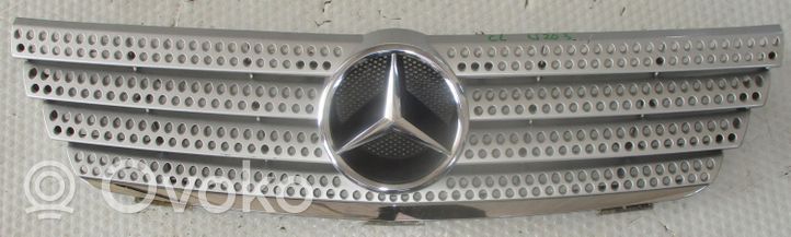 Mercedes-Benz C W203 Grille calandre supérieure de pare-chocs avant 