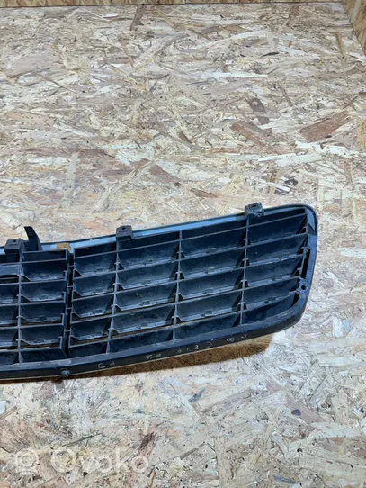 Mercedes-Benz C W203 Grille de calandre avant A2038800183