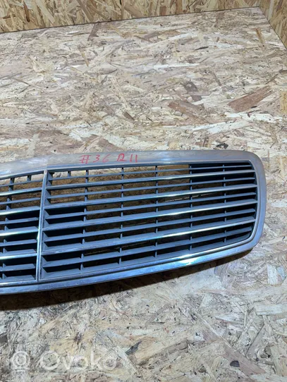 Mercedes-Benz E W211 Grille calandre supérieure de pare-chocs avant A2118800283