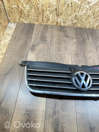 Volkswagen PASSAT B5.5 Grille calandre supérieure de pare-chocs avant 3B0853651J