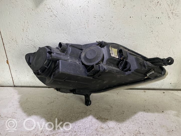 Volkswagen Golf V Lampa przednia 24753500