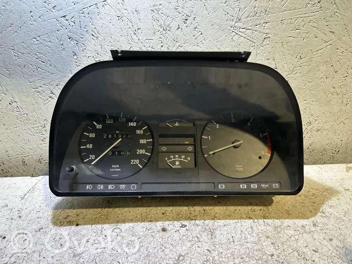 BMW 5 E28 Tachimetro (quadro strumenti) 1380432