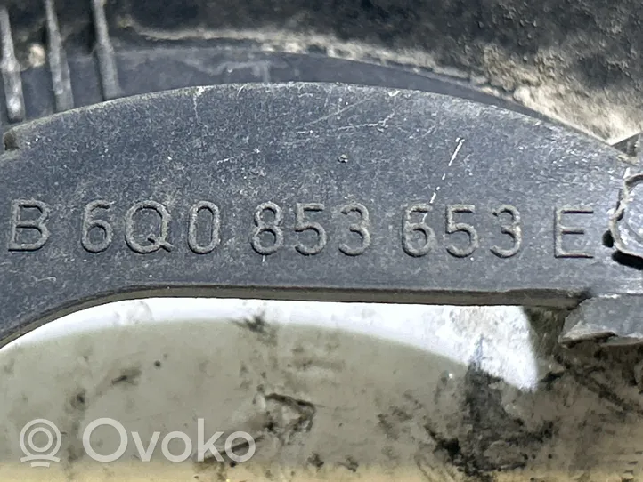 Volkswagen Polo IV 9N3 Etupuskurin ylempi jäähdytinsäleikkö 6Q0853653E