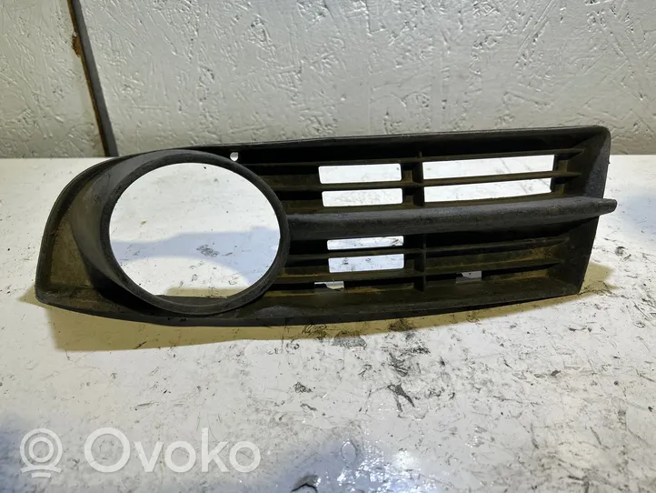 Volkswagen Touran II Grotelės apatinės (trijų dalių) 1T0853605A