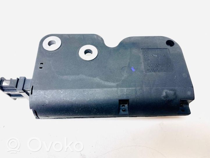 Volkswagen Touareg I Loading door lock 7L0827511C