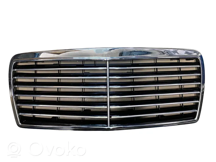 Mercedes-Benz E W124 Maskownica / Grill / Atrapa górna chłodnicy GRILL